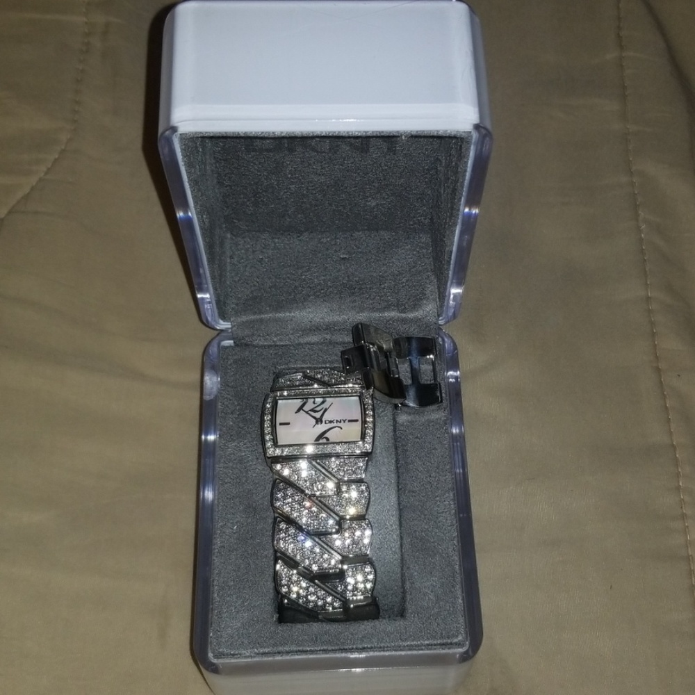 DKNY women's watch battery needs to be changed